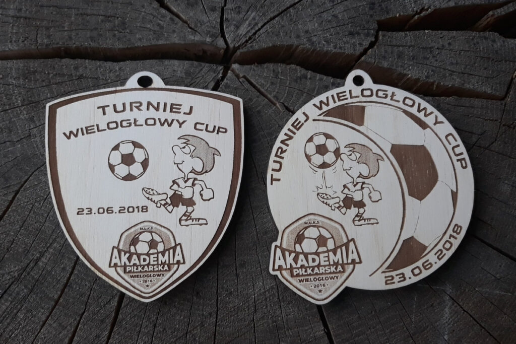 Pamiątkowy medal z drewna dla Akademii Piłkarskiej – Wielogłowy Cup - 2 propozycje medalu.
