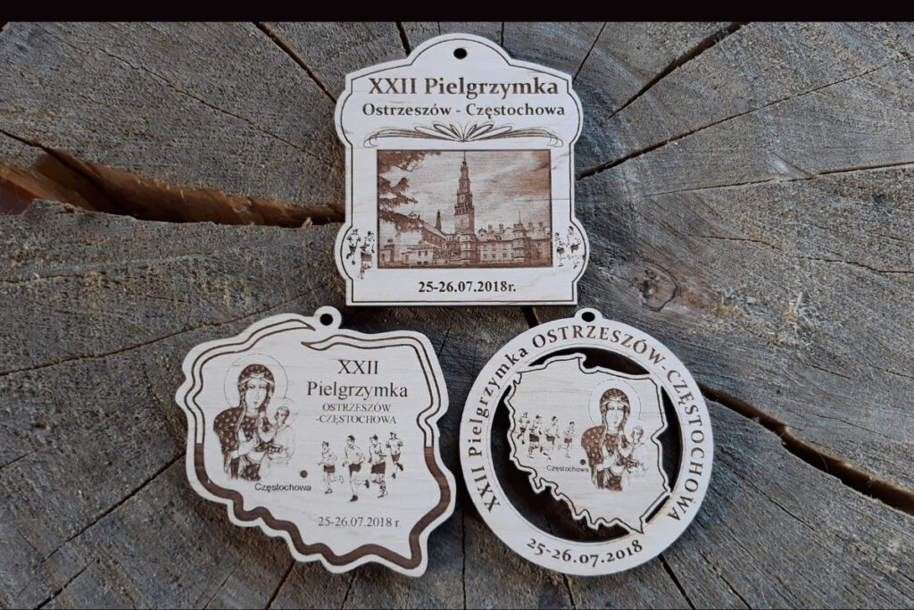 Drewniany medal pamiątkowy na XXII Pielgrzymkę Biegową z Ostrzeszowa do Częstochowy z grawerem Matki Boskiej Częstochowskiej lub zdjęciem Klasztoru na Jasnej Górze. Propozycja 3 drewnianych medali.