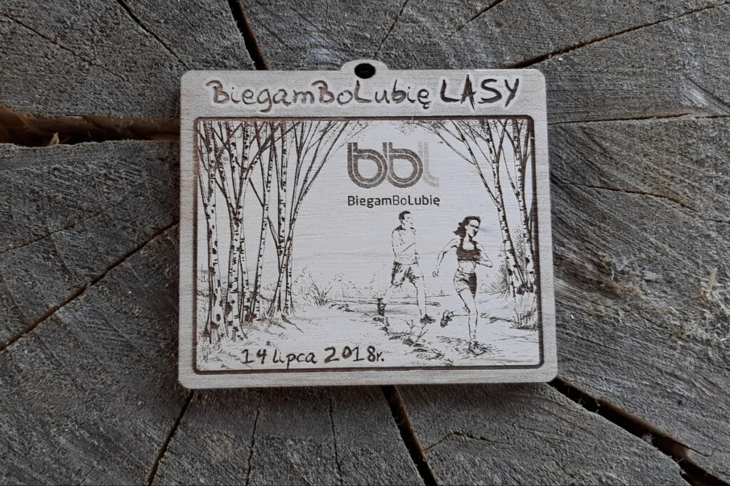 Prostokątny drewniany medal na biegi leśne BiegamBoLubię Lasy z wygrawerowanym logotypem BBL 