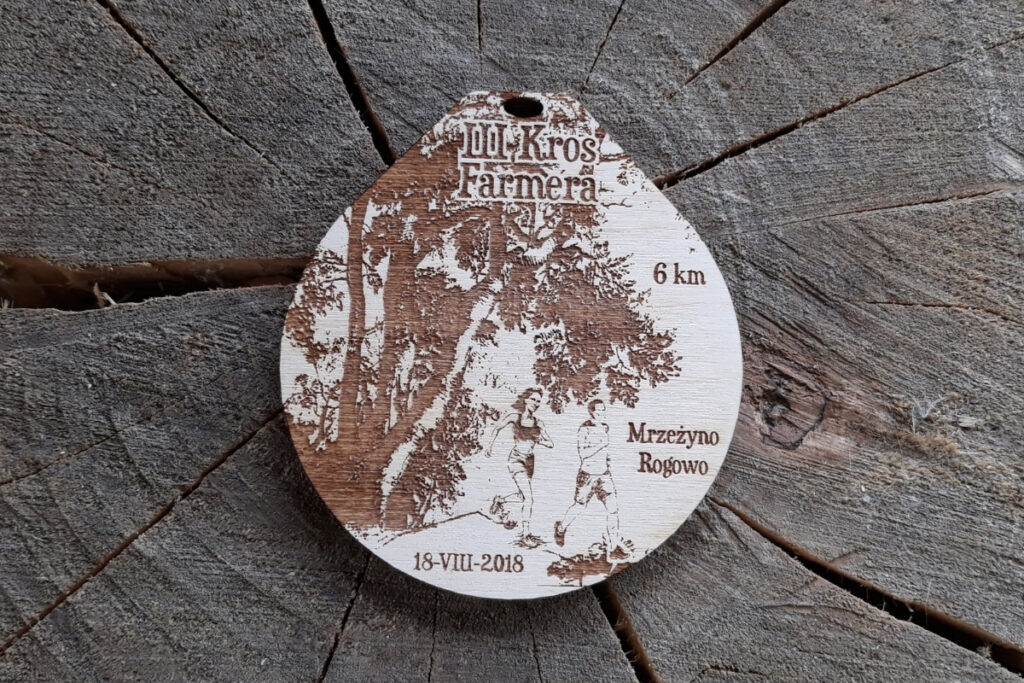 Ekologiczny medal pamiątkowy z drewna – propozycja projektu na biegi przełajowe i krosowe.
