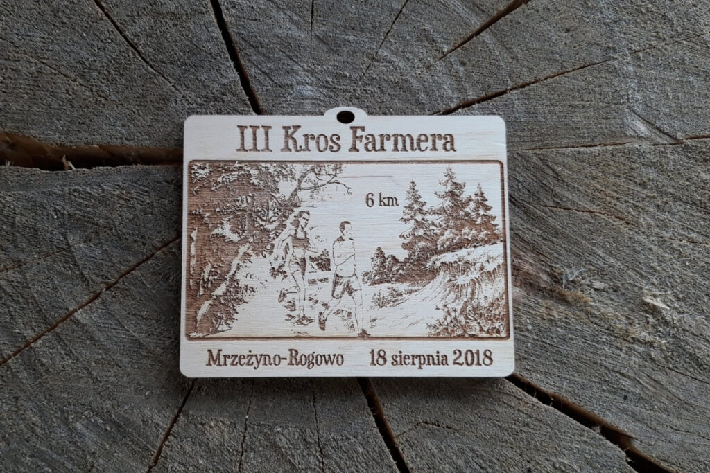 Oryginalny prostokątny medal drewniany – trofeum na biegi przełajowe i krosowe.