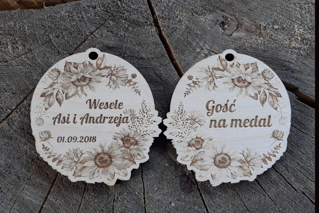 Dwustronny drewniany medal weselny „Gość na medal” z grawerowanymi imionami Pary Młodej: Ania i Andrzej.