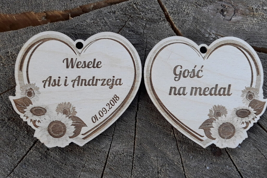 Drewniany medal w kształcie serca „Gość na medal” – dwustronne podziękowanie dla gości weselnych.