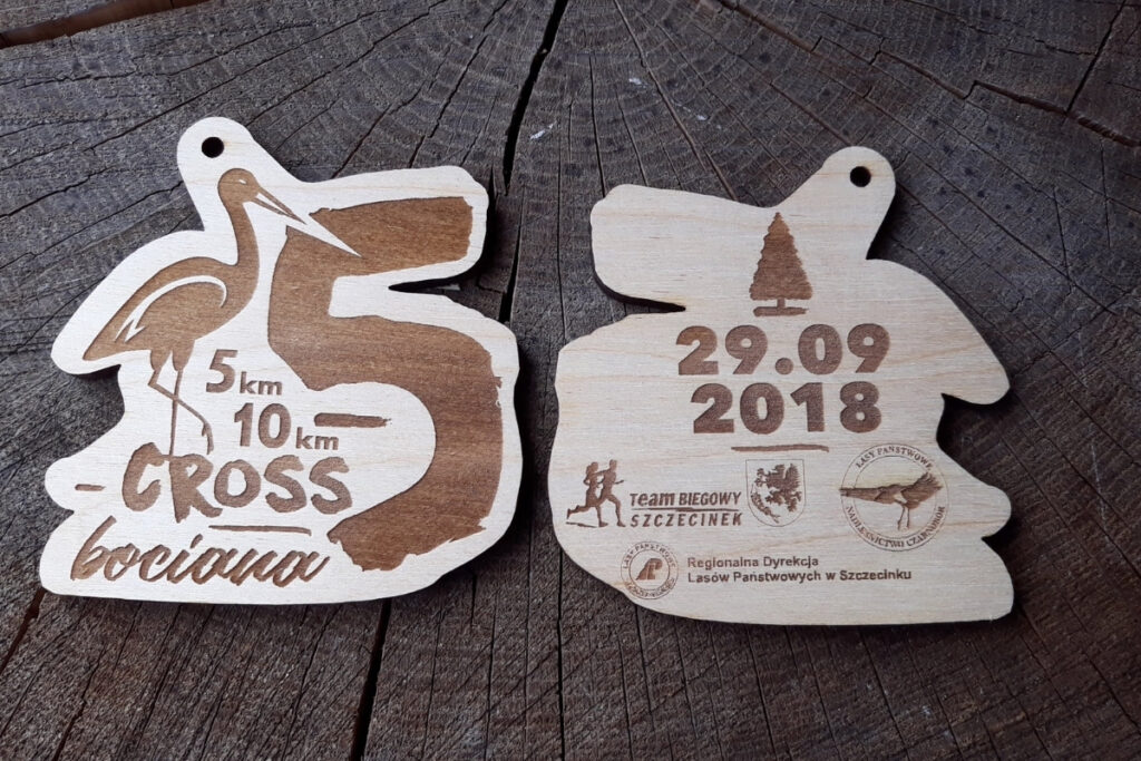 Dwustronny drewniany medal na 5. Cross Bociana z grawerem bociana i dużej 5.