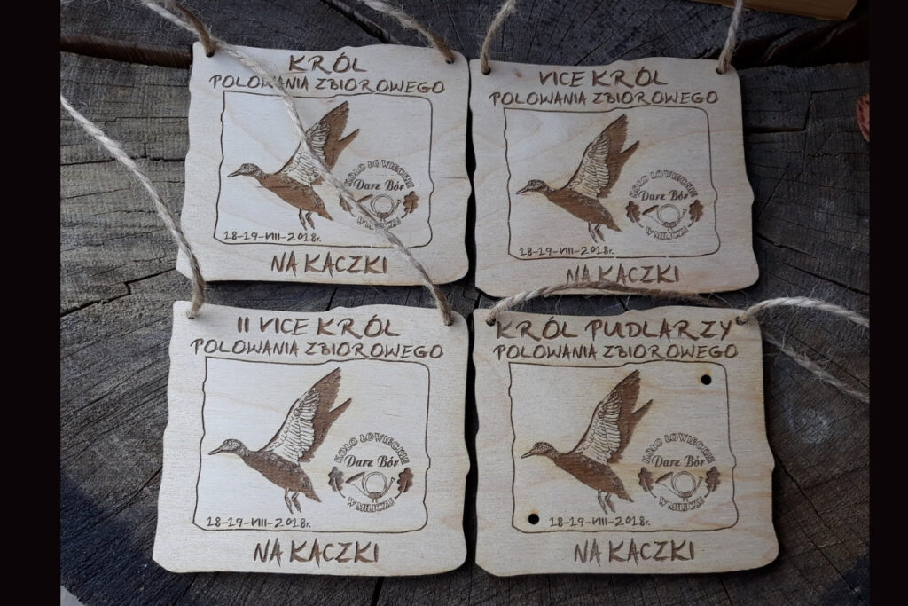Zestaw drewnianych medali myśliwskich na polowanie na kaczki: Król, Vice Król i Król Pudlarzy.