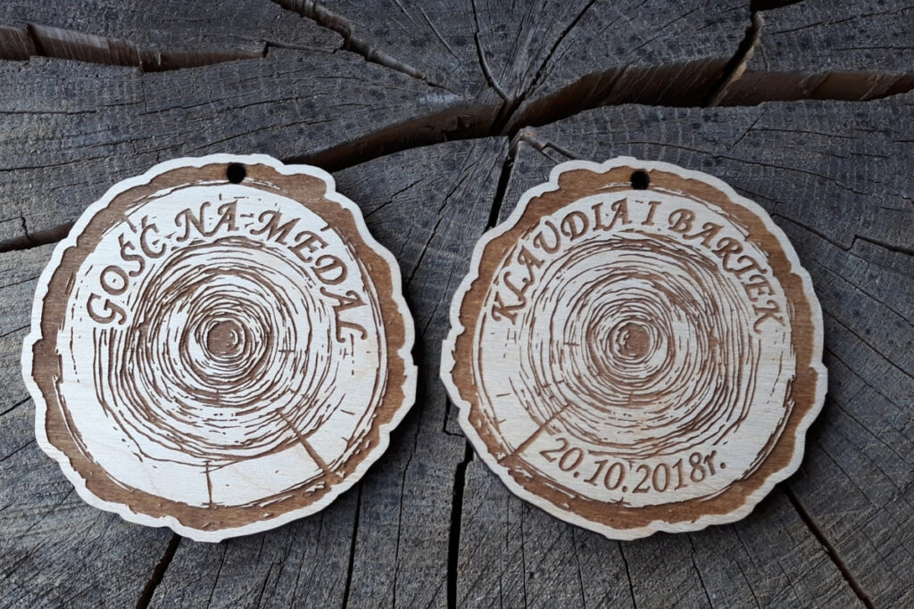 Drewniany medal weselny „Gość na medal” z grawerem imion Klaudia i Bartek oraz datą ślubu.