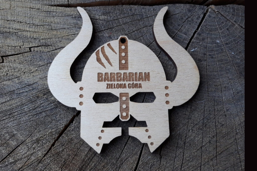 Oryginalny drewniany medal Barbarian Zielona Góra z grawerem czaszki i rogów w stylu skandynawskim.