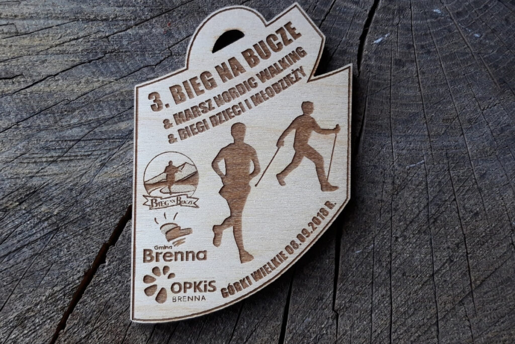 Drewniany medal na 3. Bieg na Bucze z grawerem biegacza i napisem Nordic Walking.