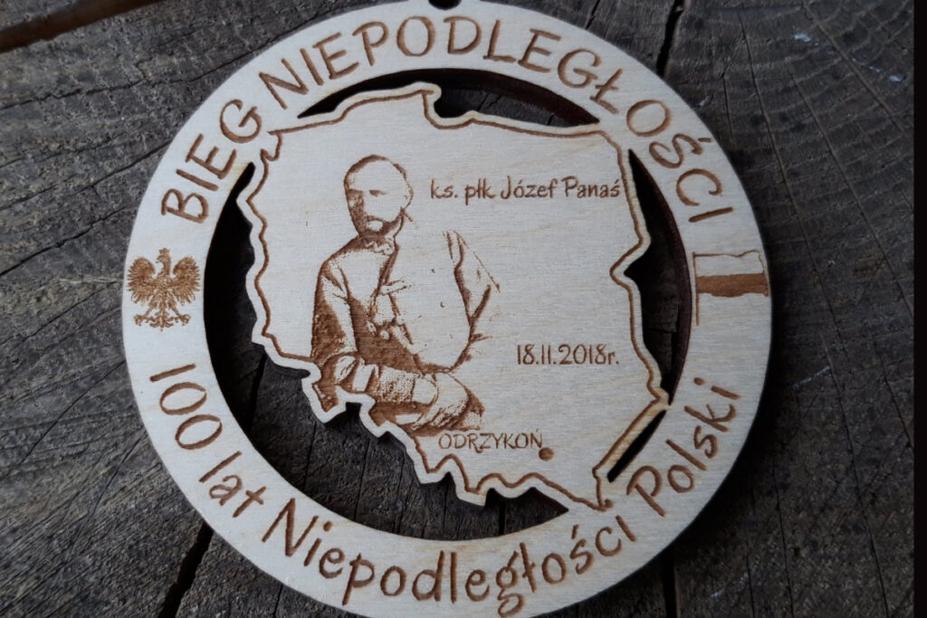 Drewniany medal na Bieg Niepodległości w Odrzykoniu z grawerowaną podobizną ks. płk. Józefa Panasia.