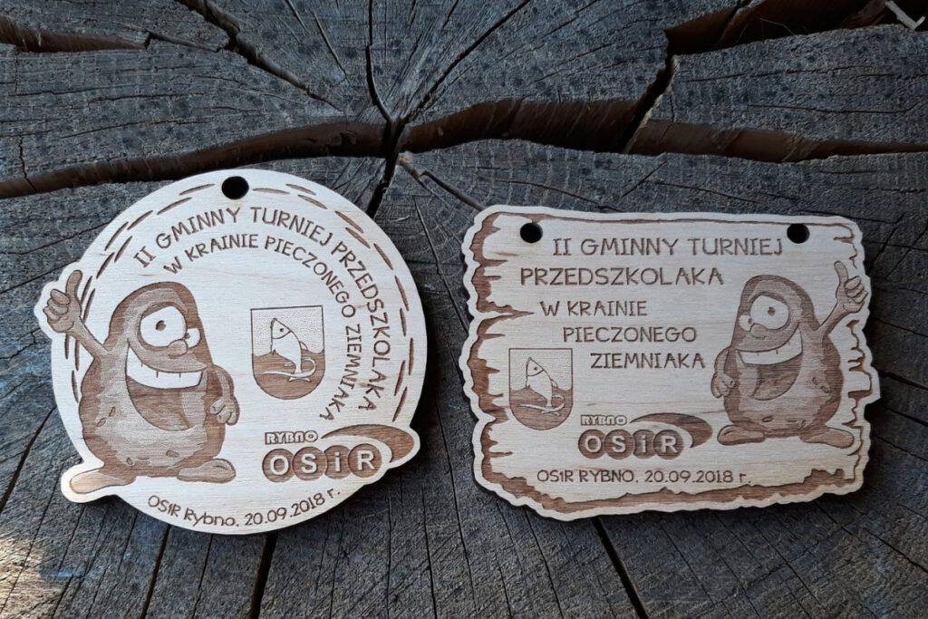 Drewniany medal na Turniej Przedszkolaka z grawerem uśmiechniętego ziemniaka.