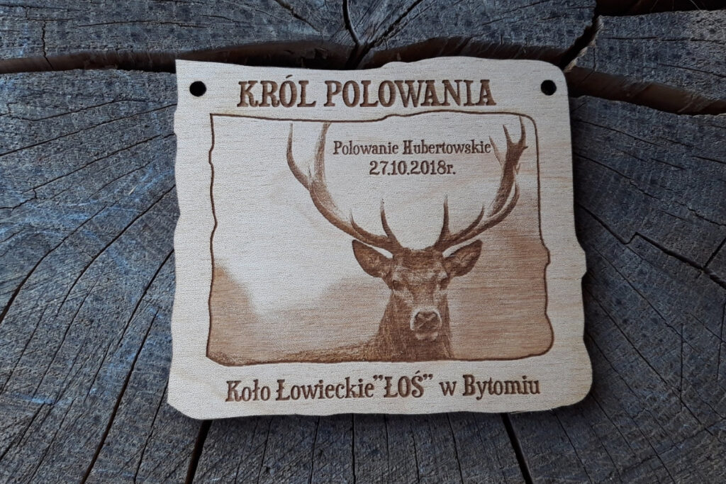 Drewniany medal „Król Polowania” z grawerem jelenia, wieńca dębowego i napisem KŁ Łoś w Bytomiu.