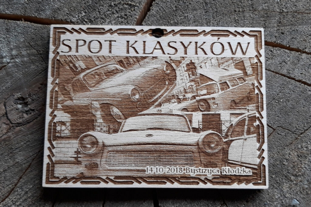 Personalizowany medal drewniany ze zdjęciami aut – Spot Klasyków, trofea dla fanów motoryzacji.