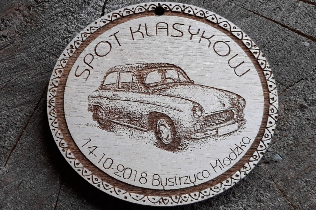 Personalizowany medal drewniany ze zdjęciami aut – Spot Klasyków, trofea dla fanów motoryzacji.
