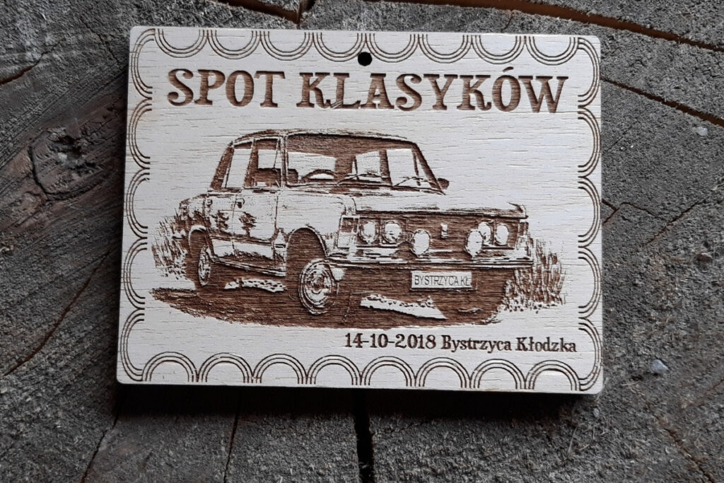 Personalizowany medal drewniany ze zdjęciami aut – Spot Klasyków, trofea dla fanów motoryzacji.