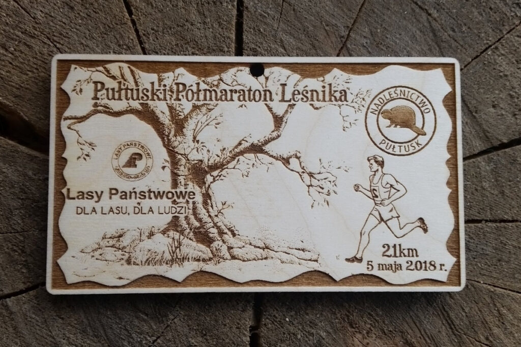 Propozycja drewnianych medali na Pułtuski Półmaraton Leśnika z motywami drzew i biegacza.