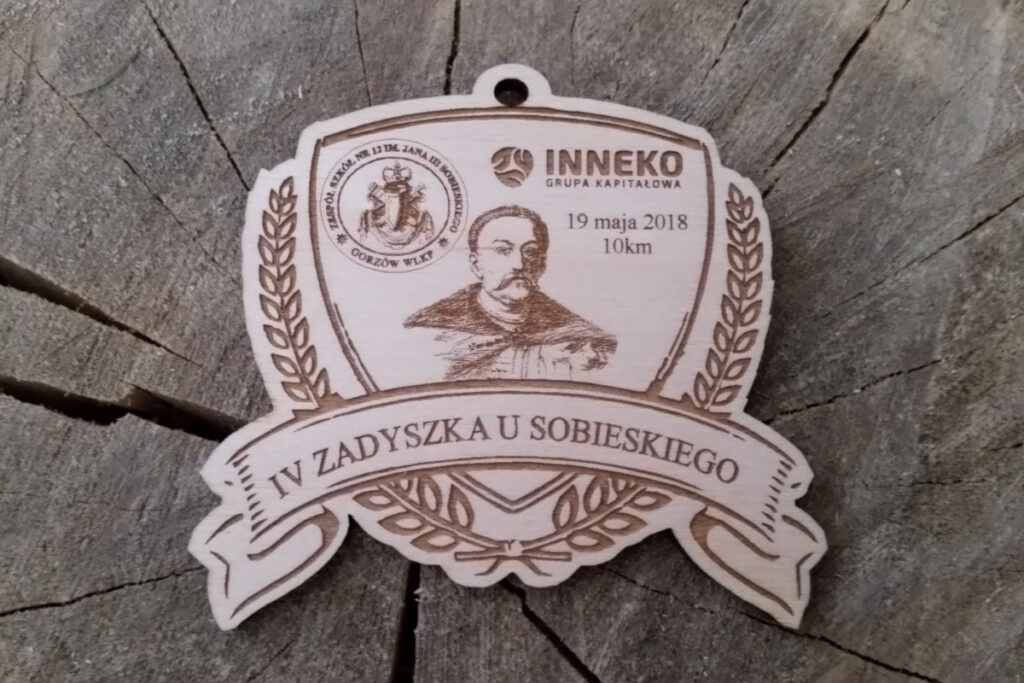 Drewniany medal z napisem IV Zadyszka u Sobieskiego.