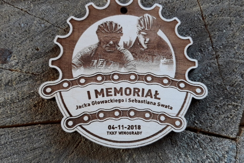 Personalizowany medal drewniany – I Memoriał Głowackiego i Swata, pamiątkowe trofeum sportowe z grawerem.