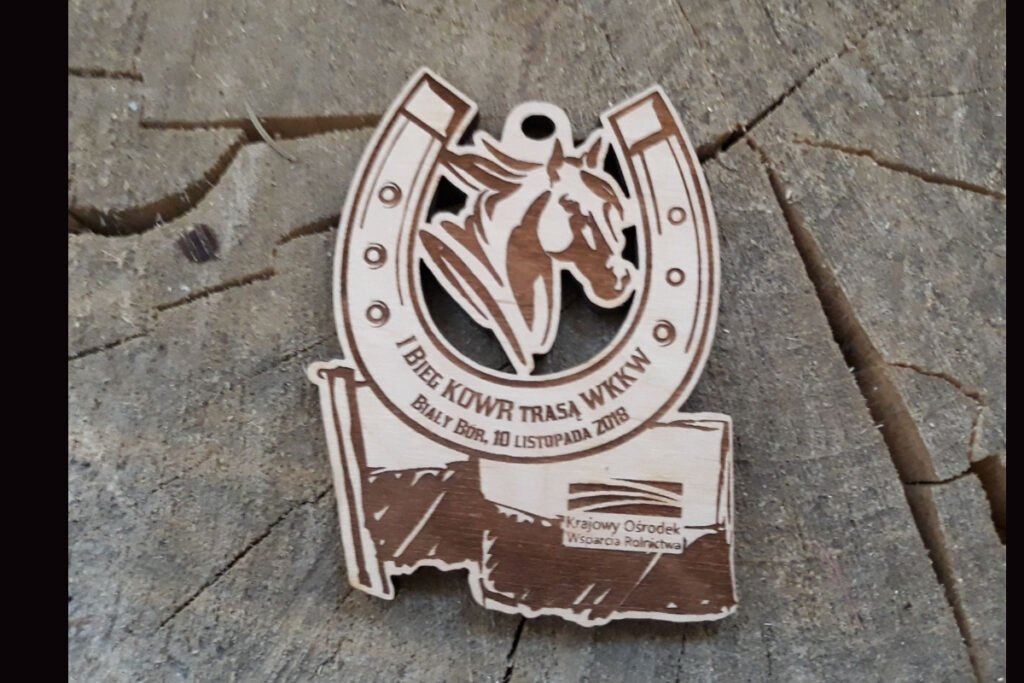 Personalizowany medal drewniany z koniem i flagą – I Bieg KOWR Trasa WKKW, trofeum grawerowane laserowo.