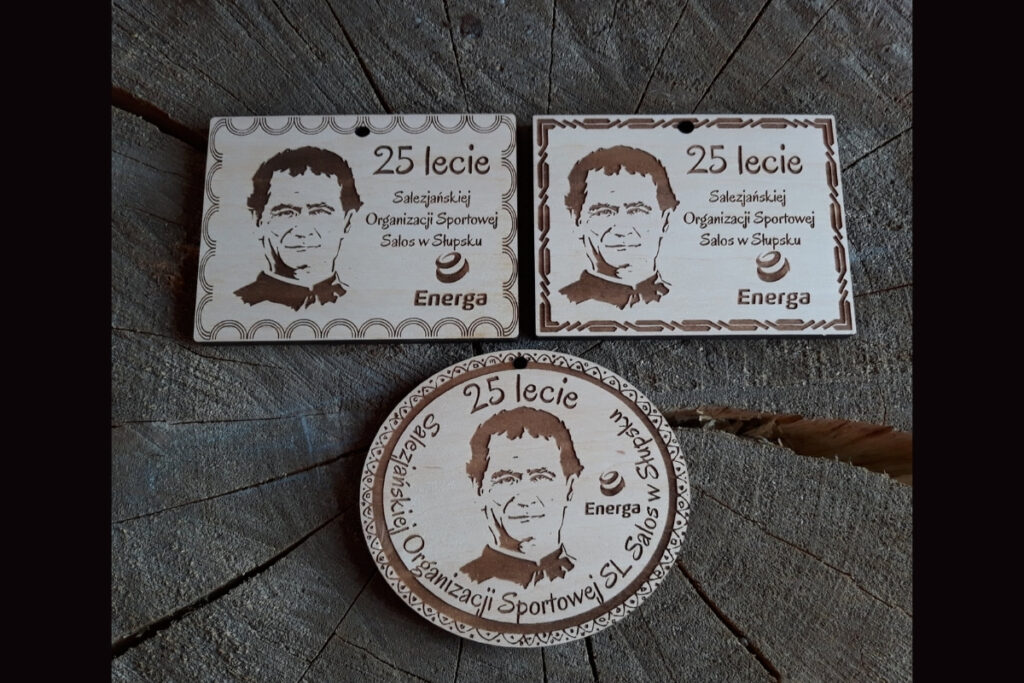 Pamiątkowe medale drewniane na jubileusz – SALOS Słupsk, trofea grawerowane laserowo dla organizacji sportowej.