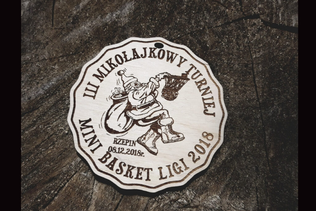 Drewniany medal na III Mikołajkowy Turniej Mini Basket Ligi z grawerem piłki do koszykówki i czapką św Mikołajem.
