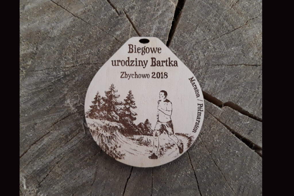 Personalizowane medale drewniane na zamówienie – pamiątkowe trofea na urodziny i imprezy prywatne.