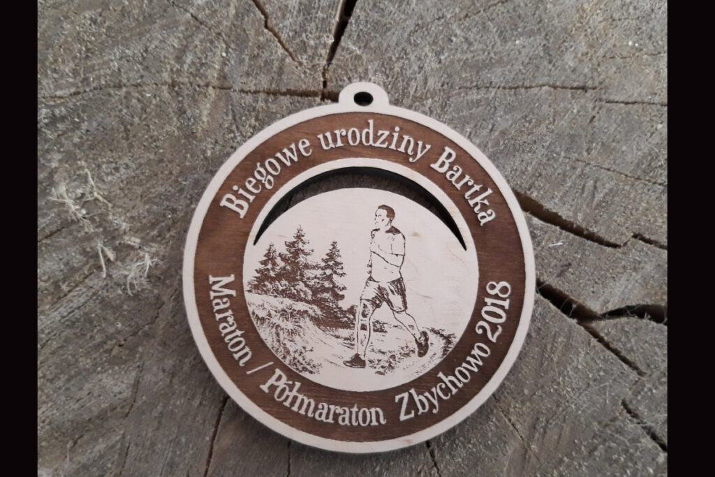 Personalizowane medale drewniane na zamówienie – pamiątkowe trofea na urodziny i imprezy prywatne.