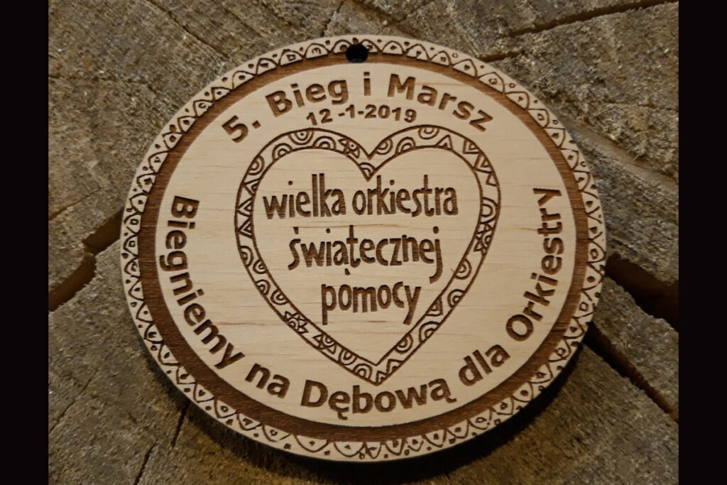 Drewniany medal na 1. Bieg WOŚP Policz się z cukrzycą z charakterystycznym sercem orkiestry.