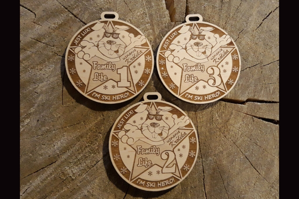 Personalizowany medal drewniany dla dzieci – motyw królika, grawerowana pamiątka sportowa z drewna.
