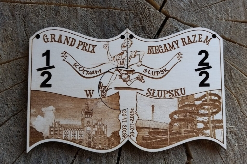 Drewniane medale: Innowacyjne medale puzzle wykonane z ekologicznego drewna. Zestaw składa się z dwóch niezależnych medali, które dzięki precyzyjnemu cięciu łączą się jak puzzle, symbolizując współpracę i wspólny sukces. Idealne na biegi par, zawody rodzinne lub turnieje drużynowe. Każdy element posiada indywidualny grawer oraz osobną wstążkę.