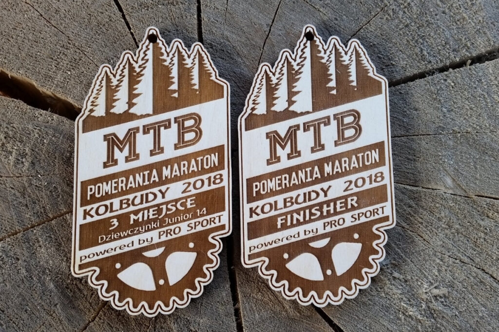 Drewniany medal pamiątkowy MTB Pomerania Maraton Kolbudy 2018 z grawerem napisów.