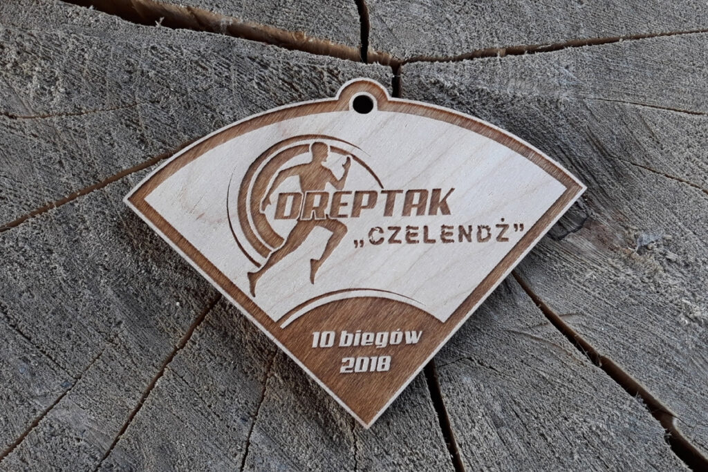 Drewniany medal biegowy "Dreptak Czeleńdż" z  biegacza i napisem "10 biegów".