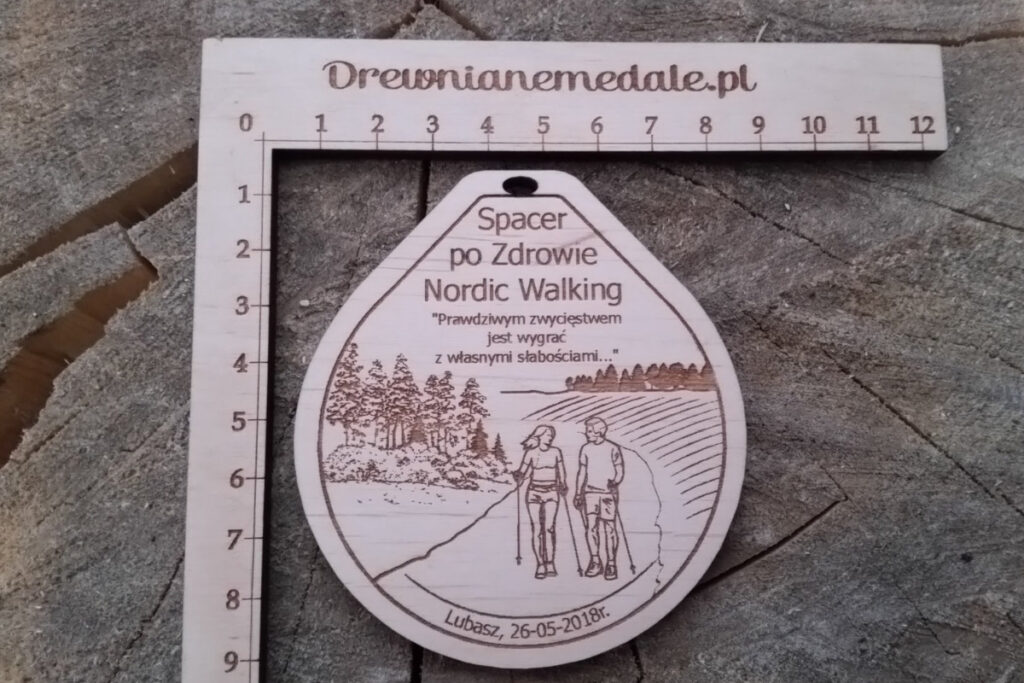 Drewniany medal w kształcie kropli wody z grawerem, zawieszony na ekologicznym sznurku, idealny na konkursy muzyczne i festiwale.