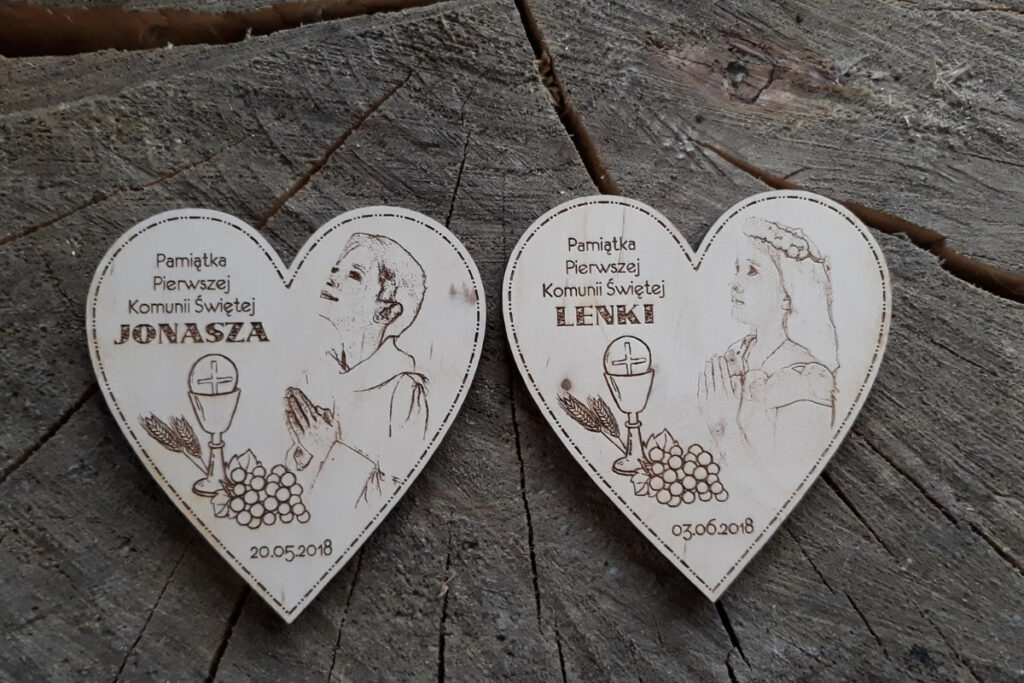 Drewniany medal na Pierwszą Komunię Świętą z grawerem Hostii, kielicha, kłosów zbóż oraz personalizacją. Medal w kształcie serca.