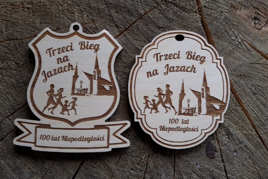 Dwa warianty drewnianych medali na Trzeci Bieg na Jazach.