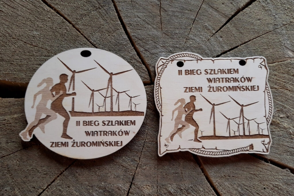 Drewniany medal sportowy na III Bieg Szlakiem Wiatraków Ziemi Żuromińskiej. 2 propozycje medalu.
