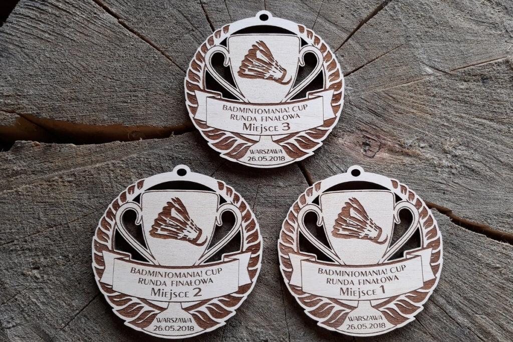 Ekologiczny, ażurowy medal z drewna, grawerowany laserowo, motyw badmintona.