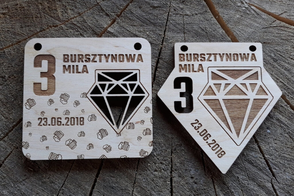Projekt 2 drewnianych medal na 3. Bursztynową Milę z grawerem laserowym.