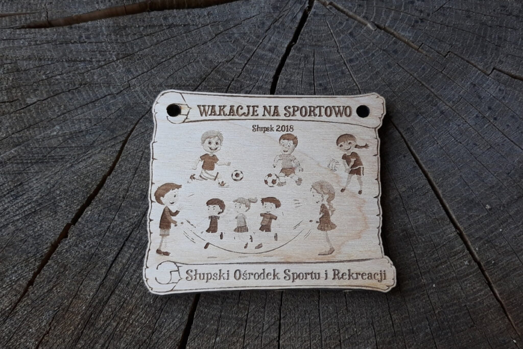 Prostokątny drewniany medal pamiątkowy Wakacje na sportowo dla SOSiR Słupsk