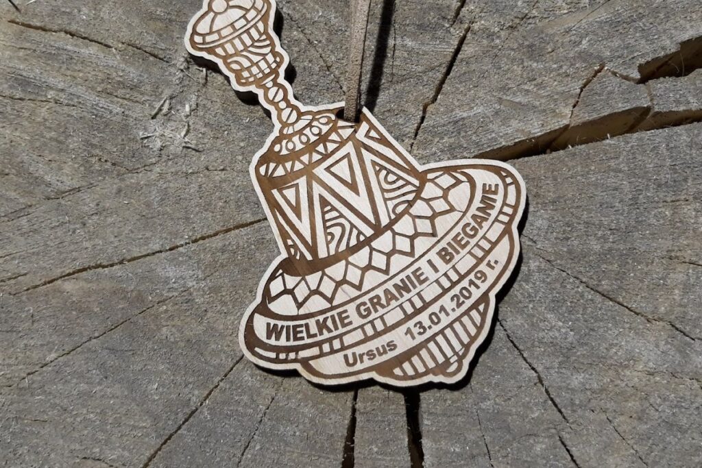 Drewniany medal "bączek" na wydarzenie Wielkie Granie i Bieganie.