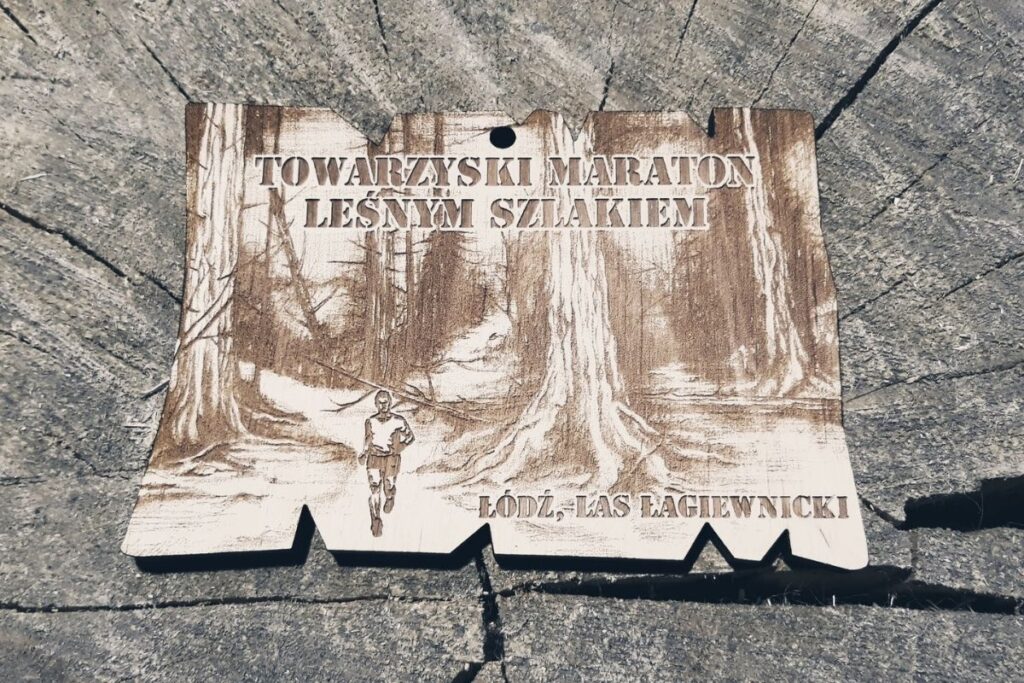 Nieregularny drewniany medal pamiątkowy – motyw leśny