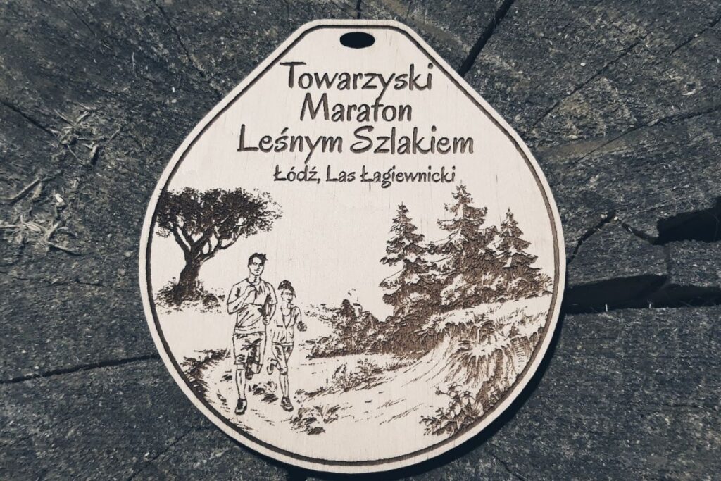 Unikalne trofeum - drewniany medal, z napisem Maraton Leśny