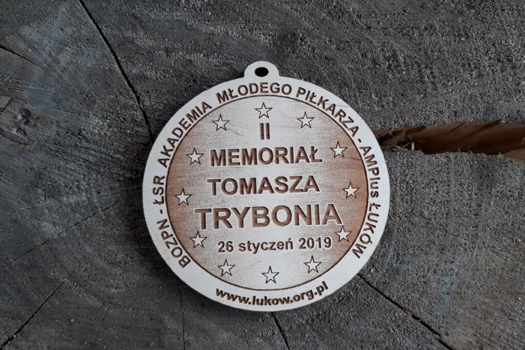 Pamiątkowe drewniane medale dla dzieci z okazji II Memoriału Tomasza Trybonia.