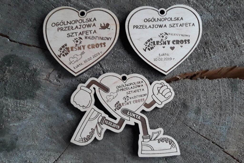 Drewniane propozycje medali na Ogólnopolską Sztafetę Przełajową z personalizowanym grawerowanym napisem.