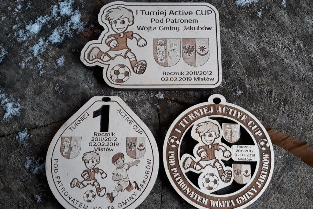 Personalizowany medal z drewna z precyzyjnym grawerem laserowym na zawody sportowe w Jakubowie - propozycja 3 medali.