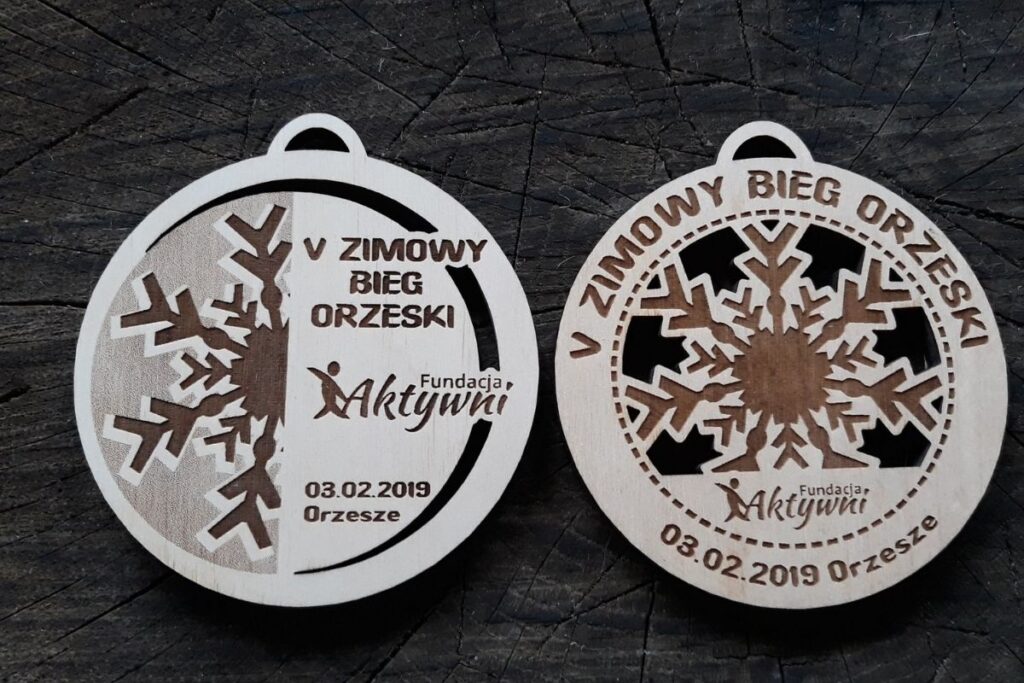 Projekty medalu z drewna na bieg zimowy w Orzeszu – ekologiczne trofeum z laserowym wycięciem.