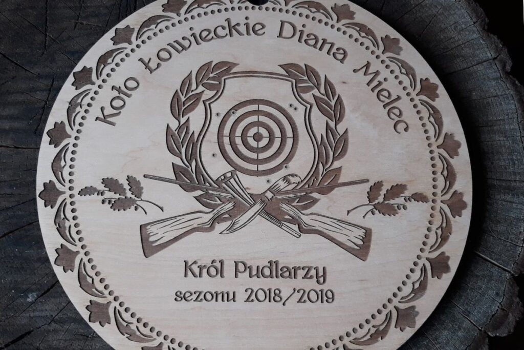 Duże trofeum myśliwskie z drewna – pamiątkowa patera dla Króla Pudlarzy z personalizowanym grawerem.