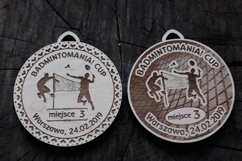 Drewniany medal na turniej badmintona z grawerem lotki i rakiet.