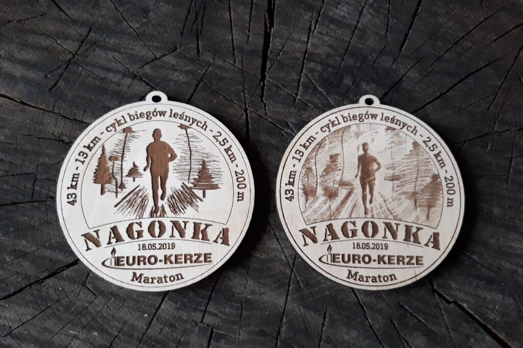 Okrągły medal drewniany z precyzyjnym grawerem laserowym na bieg leśny Nagonka.