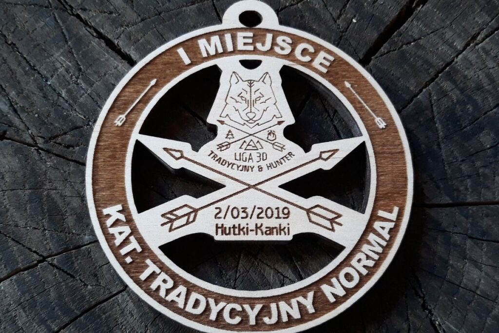 Personalizowany medal z drewna dla łuczników – okrągłe trofeum z precyzyjnym wycięciem laserowym.