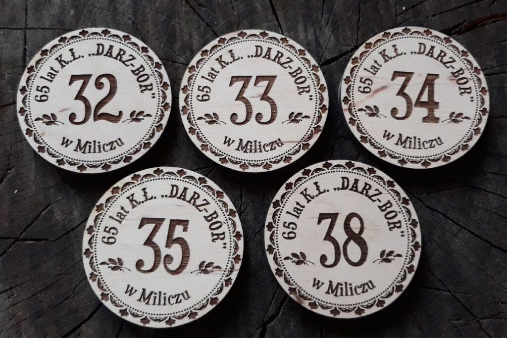 Numerowane medale z drewna na losowanie nagród – trofeum łowieckie z personalizacją i numerem na rewersie.